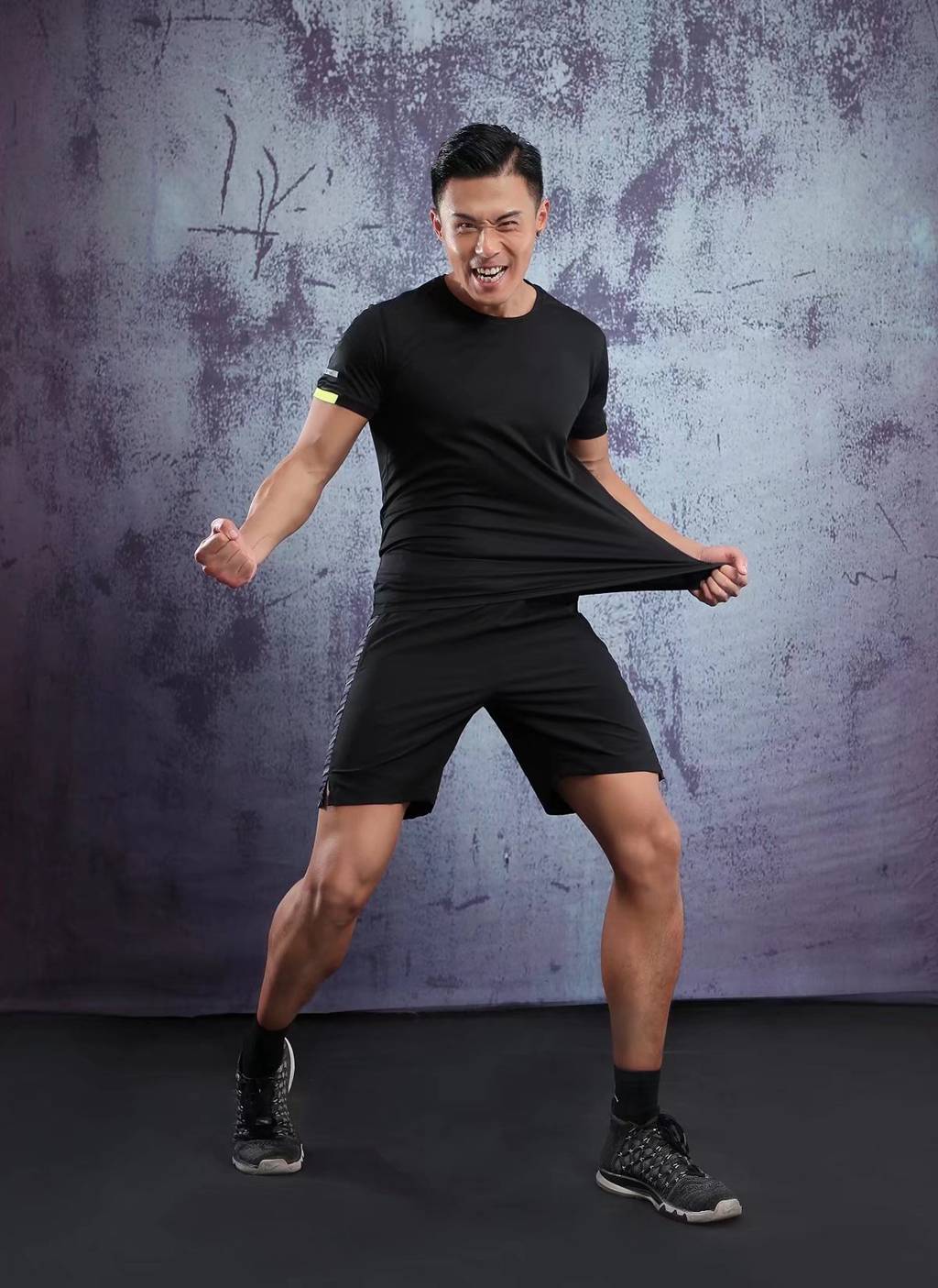 春夏新品 圓領(lǐng)短袖T恤 時(shí)尚運(yùn)動(dòng)文化衫 黑色